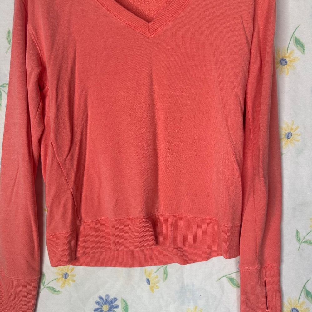 Athleta sweatshirt crew neck XS coral/salmon thumbholes v neck soft layer